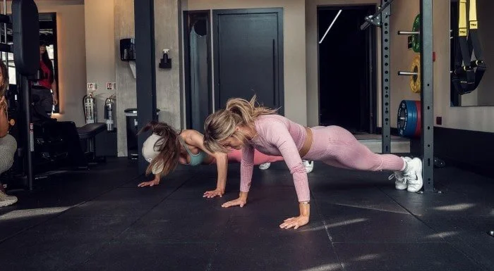 Donna che esegue un plank sugli avambracci su un tappetino
