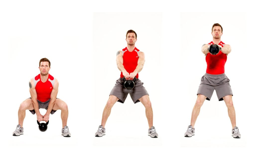 Ragazzo che fa il kettlebell swing
