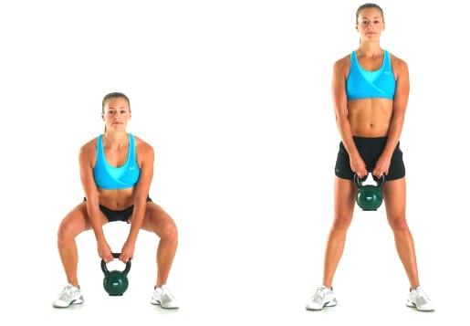 Ragazza che fa stacchi con il kettlebell