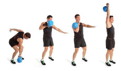 Ragazzo che fa il clean and press con il kettlebell