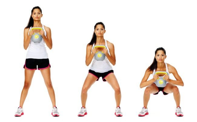 Ragazza che fa il sumo squat con il kettlebell