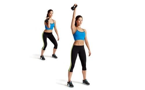 Ragazza che fa la military press con il kettlebell