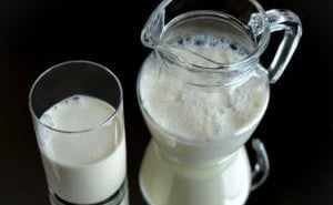 Brocca e bicchiere con latte