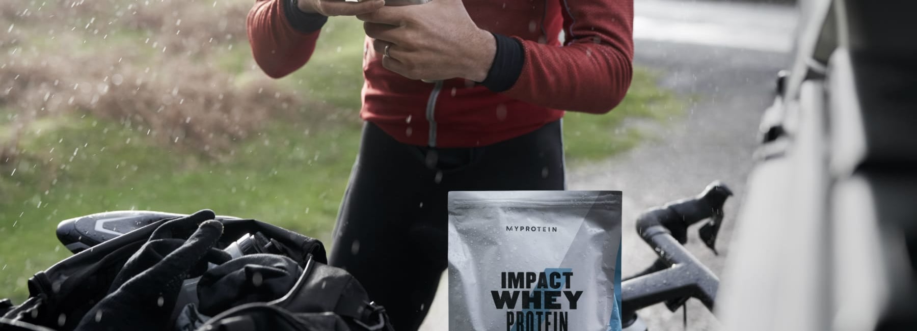 ragazzo che prepara uno shake all'aperto con whey protein