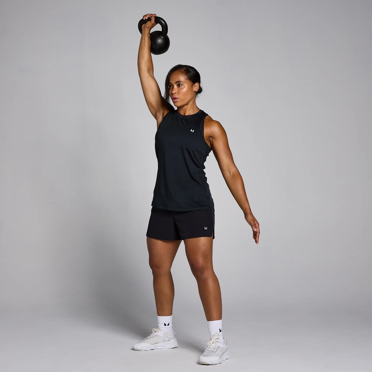 Canotta sportiva con dorso a vogatore MP da donna Nera MYPROTEIN™