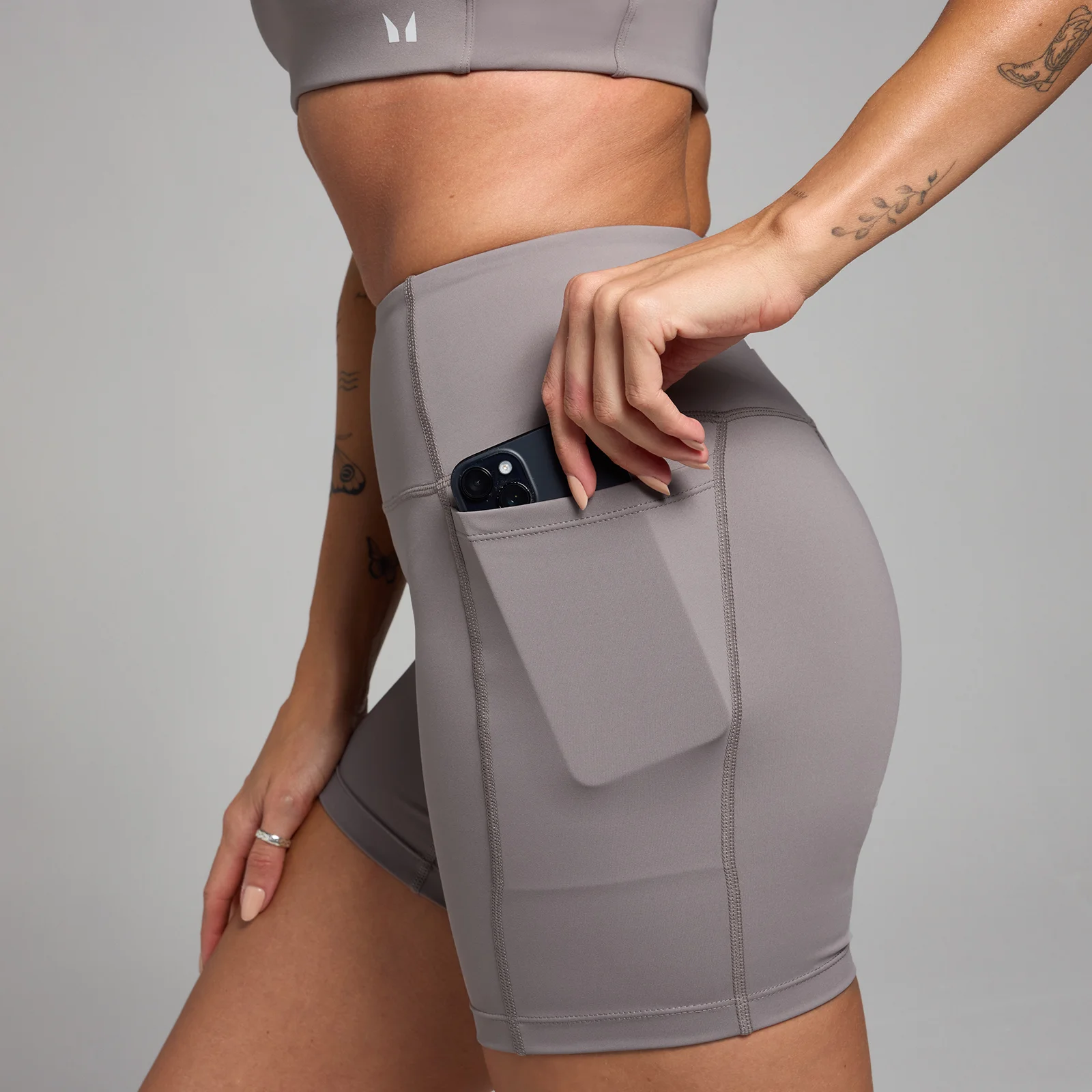 Pantaloncini da motociclista da donna a vita alta con controllo della pancia inizia pantaloncini Activewear stampa morbida e confortevole e coulisse con tasche pantaloni da yoga da donna pantaloncini Pantaloncini da motociclista da donna a vita alta con controllo della pancia inizia pantaloncini Activewear stampa morbida e confortevole e coulisse con tasche pantaloni da yoga da donna pantaloncini