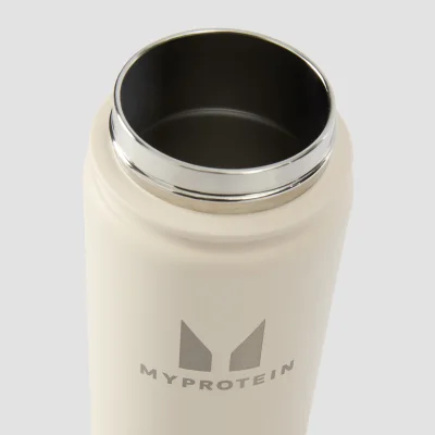 Borraccia in metallo riciclato con cannuccia a scatto Myprotein da 500 ml - Crema Immagine 6